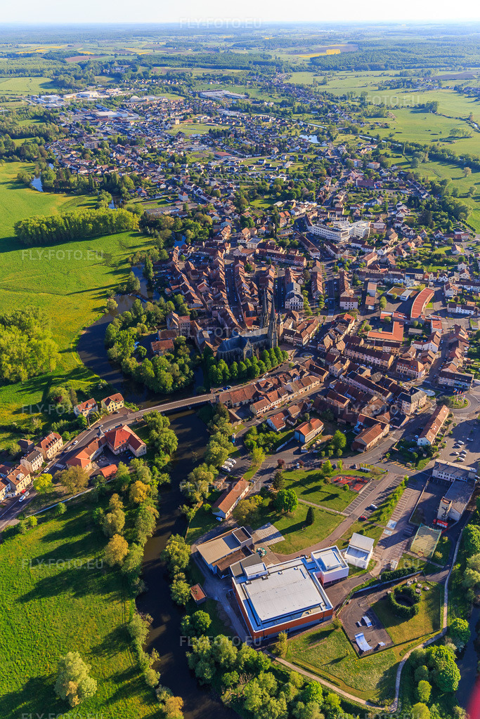 Vue aérienne: Aperçu des lieux depuis le nord à Sarralbe dans le département Moselle, France. Photo: IMG_146118.jpg prise le 01/05/2025 par Werner Riehm/FLY-FOTO.euRésolution de l'original: 3648 x 5472 px