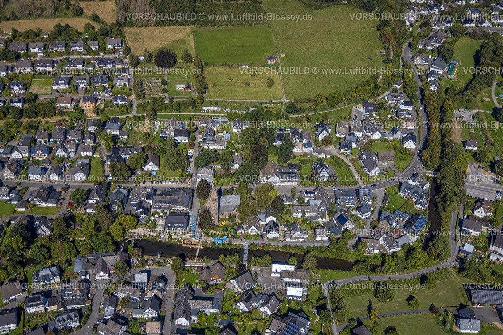 Lennestadt230909925Saalhausen | Luftbild, Kirche St. Jodokus und Baustelle am Fluss Lenne, Ortsansicht Ortsteil Saalhausen, Lennestadt, Sauerland, Nordrhein-Westfalen, Deutschland