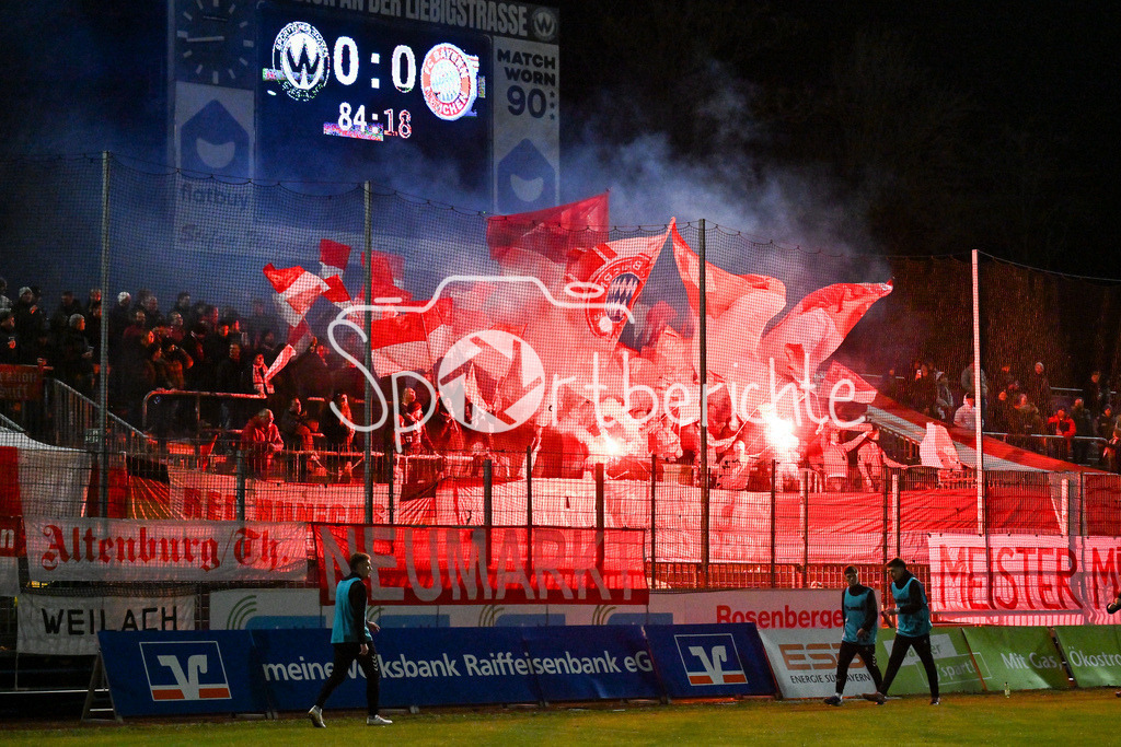 SV Wacker Burghausen - FC Bayern Amateure | BURGHAUSEN, GERMANY - 01. APRIL: Fans der Bayern zünden kurz vor Spielende Pyrotechnik / Pyro / Feuer / Fackel / Bengalo / Symbolbild während dem Match zwischen dem SV Wacker Burghausen und den Amateuren des FC Bayern München am 26. Spieltag der Regionalliga Bayern im Flatbuy Stadion