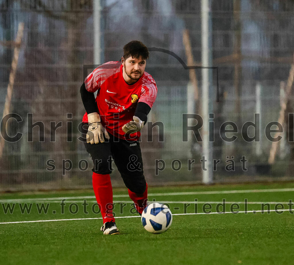 2024-02-17_036_FC_Herzogstadt_gegen_FC_Moosinning_II | Erding, Deutschland, 17.02.2024:
Fußball, Kreisklasse 2023 / 2024, Testspiel, FC Herzogstadt gegen FC Moosinning II, Endergebnis: 2:2

Torwart Tobias Pfanzelt (FC Moosinning, #1)

Foto: Christian Riedel / fotografie-riedel.net
