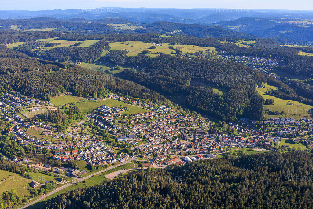 Luftbild: Ortsansicht im Schiltach-Tal aus Süden im Ortsteil Tennenbronn in Schramberg im Bundesland Baden-Württemberg in Deutschland.Foto: IMG_156559.jpg vom 17.05.2026 durch Werner Riehm/FLY-FOTO.deAuflösung des Originals: 5888 x 3925 px