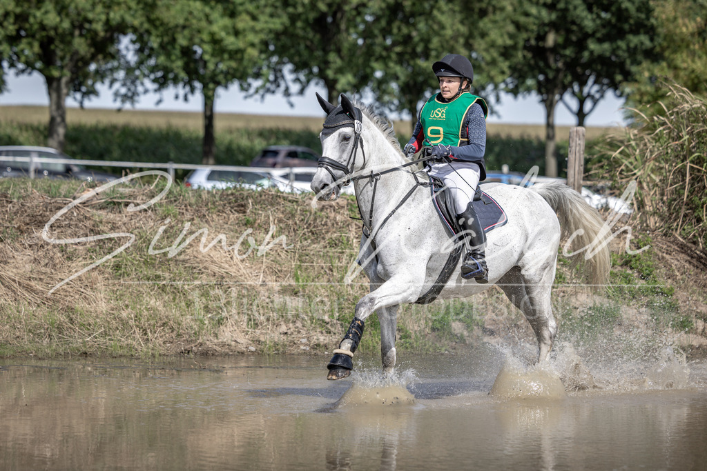 20250907-_3LI1164 | Tierfotografie Pferde, Hunde, Katzen, Haustiere.
Turnierfotografie Reitturniere, Reiten, Springreiten, Dressur in Hanau, dem Main-Kinzig-Kreis und dem Rhein-Main- Gebiet um Frankfurt