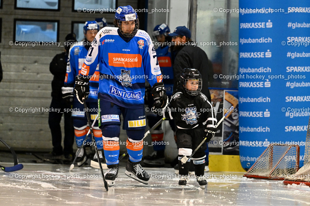 ESC Sparkasse Steindorf vs. LE Kings | Einlauf mit ESC Nachwuchs, #71 Dobnig Elias ESC Steindorf, ESC Sparkasse Steindorf vs. LE Kings, ESC Sparkasse Steindorf vs. LE Kings am 01.11.2025 in Steindorf (Ossiachersee Halle), Austria, (Photo by Bernd Stefan)