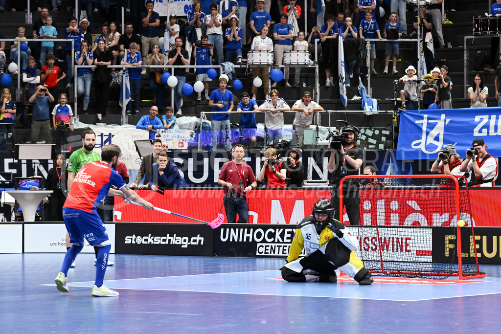 Zug United - HC Rychenberg - 25. April 2026 | Albin Sjögren (#22 Zug United) schiesst seinen Penalty am Tor von Eric Kunz (#35 HC Rychenberg Winterthur) vorbei am L-UPL Superfinal-Spiel zwischen Zug United und HC Rychenberg am 25. April 2026 in der BCF Arena, Fribourg, Schweiz.Bild: Sportfotografie Markus Aeschimann | www.markus-aeschimann.ch - Realisiert mit Pictrs.com