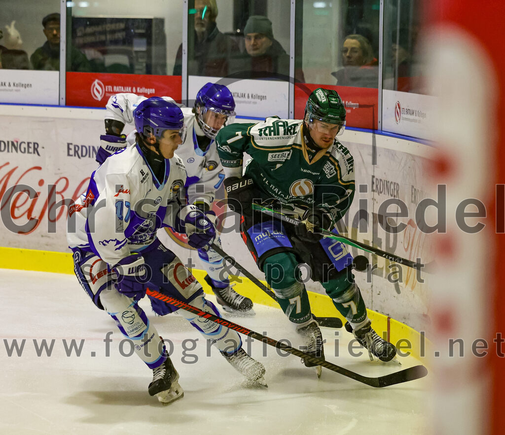2026-01-23_068_TSV_Erding_gegen_SC_Riessersee | Erding, Deutschland, 23.01.2026:Eishockey, Oberliga Süd 2025 / 2026, 40. Spieltag, TSV Erding gegen SC Riessersee, Endergebnis: 6:5 n.V.Tim Hettich (SC Riessersee, #17), Louis Trattner (Erding Gladiators, #7)Foto: Christian Riedel / fotografie-riedel.net
