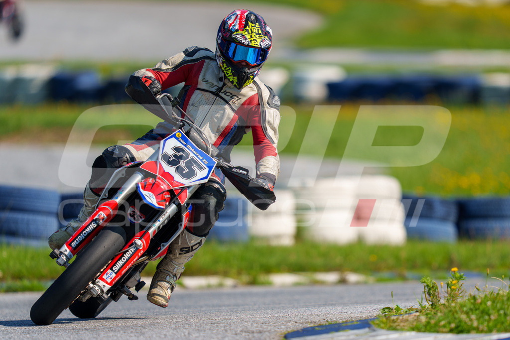 SuperMoto_Staatsmeisterschaft_Greinbach_165 | GRIPcapture steht für authentische Sportfotografie in Österreich – für Momente, die mehr sind als Geschwindigkeit oder Ergebnis. Es geht um Emotion, Spannung, Fokus und den Augenblick, der oft nur einen Wimpernschlag dauert.Ob Motorsport, Teamsport oder 