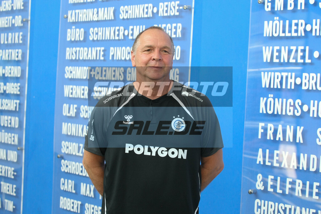VfL Gummersbach Team 25/26 | Teammanager Reinhard Fiedler, VfL Gummersbach Team 25/26 - © Sportfoto-Sale (MK) - Realisiert mit Pictrs.com