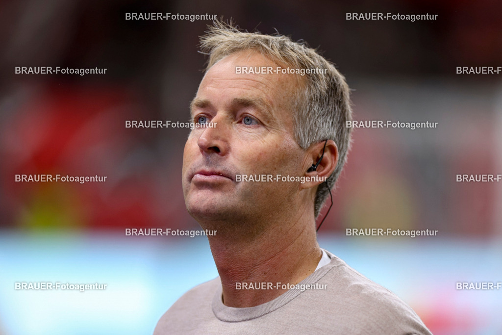 Bayer 04 Leverkusen vs Eintracht Frankfurt - Bundesliga  | Leverkusen, Deutschland, 12.09.25:   Trainer Kasper Hjulmand (Bayer 04 Leverkusen) schaut waehrend des Spiels der Bundesliga zwischen  Bayer 04 Leverkusen vs Eintracht Frankfurt in der BayArena(Foto von Brauer-Fotoagentur / Adrian Schlueter)