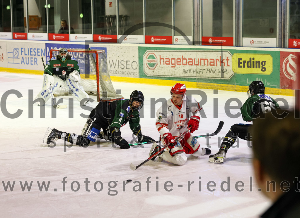 2022-11-13_060_TSV_Erding_gegen_TEV_Miesbach | Erding, Deutschland, 13.11.2022:
Eishockey, Bayernliga 2022 / 2023, 13. Spieltag, TSV Erding gegen TEV Miesbach, Endergebnis: 

Torwart Christoph Schedlbauer (Erding Gladiators, #31), Simon Franz (Erding Gladiators, #4), Michael Grabmaier (TEV Miesbach, #10), Dennis Henter (Erding Gladiators, #65)

Foto: Christian Riedel / fotografie-riedel.net