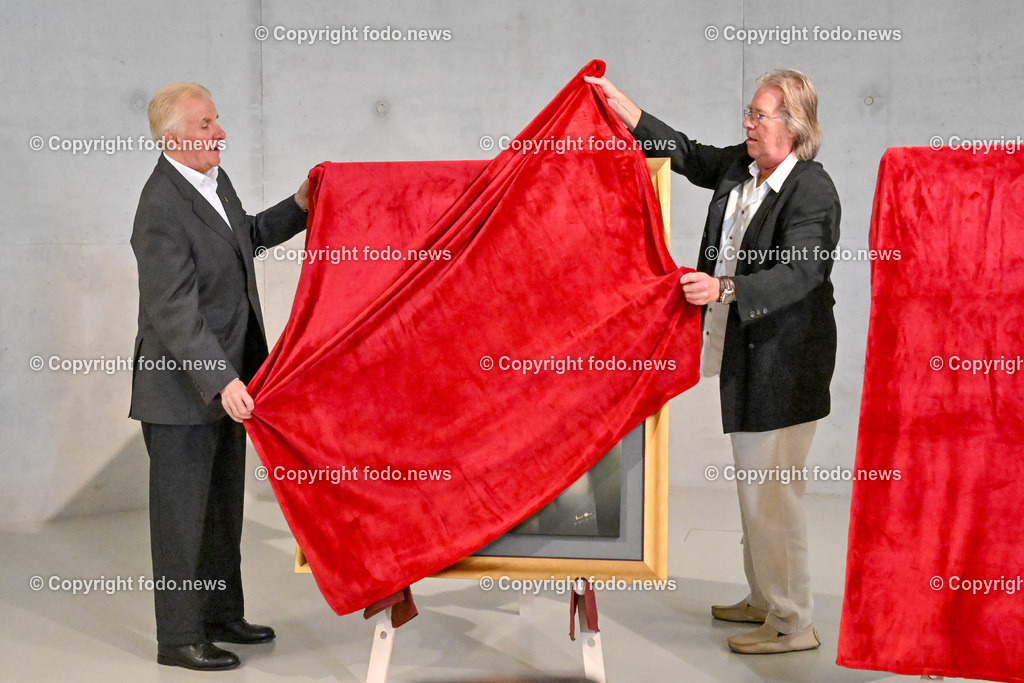 Asten_ Paneum_ Enthuellung Kunstwerke_ 26.09.2023-7 | 26.09.2023, Asten, AUT, Enthuellung Kunstwerke, Bread-Head und Sweet-Head im Bild Peter Augendopler (Gruender des PANEUM und backaldrin-Inhaber) und René Marcel Riviére (Kuenstler, Maler)



