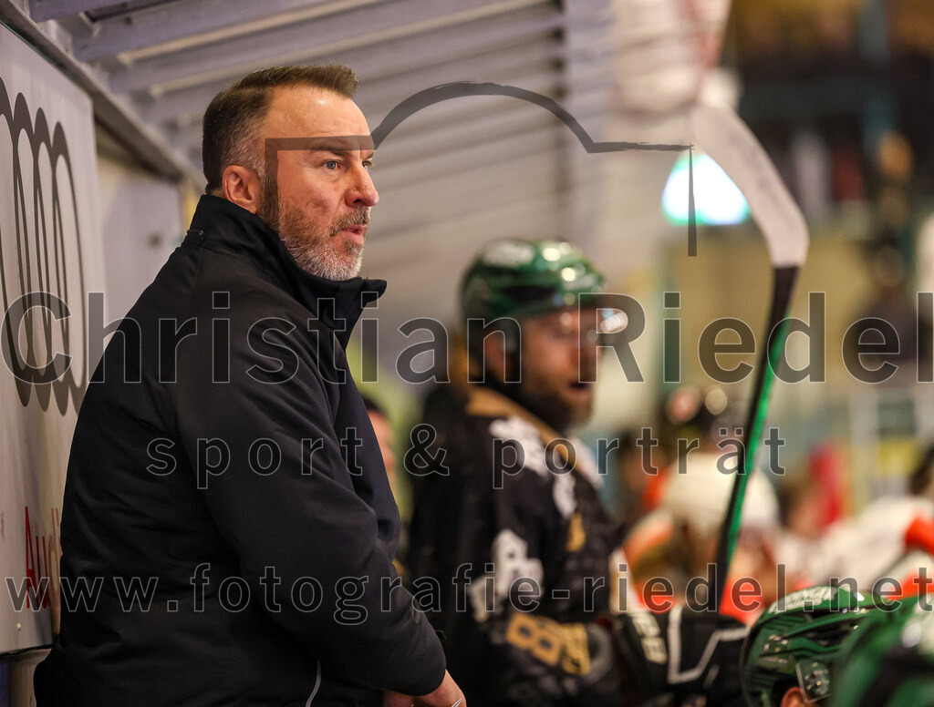 2024-03-08_021_TSV_Erding_gegen_EHC_Koenigsbrunn | Erding, Deutschland, 08.03.2024:
Eishockey, Bayernliga Playoffs 2023 / 2024, 1. Spieltag, TSV Erding gegen EHC Königsbrunn, Endergebnis: 3:0

Teamchef Thomas Daffner (Erding Gladiators)

Foto: Christian Riedel / fotografie-riedel.net