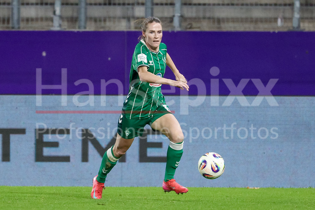 Fussball, Google Pixel Frauen-Bundesliga, SGS Essen - SV Werder Bremen | Reena Wichmann (SV Werder Bremen, 6) am Ball, Freisteller, Einzelbild, Ganzkörper, Aktion, Action, Spielszene, DIE DFB-RICHTLINIEN UNTERSAGEN JEGLICHE NUTZUNG VON FOTOS ALS SEQUENZBILDER UND/ODER VIDEOÄHNLICHE FOTOSTRECKEN. DFB REGULATIONS PROHIBIT ANY USE OF PHOTOGRAPHS AS IMAGE SEQUENCES AND/OR QUASI-VIDEO.