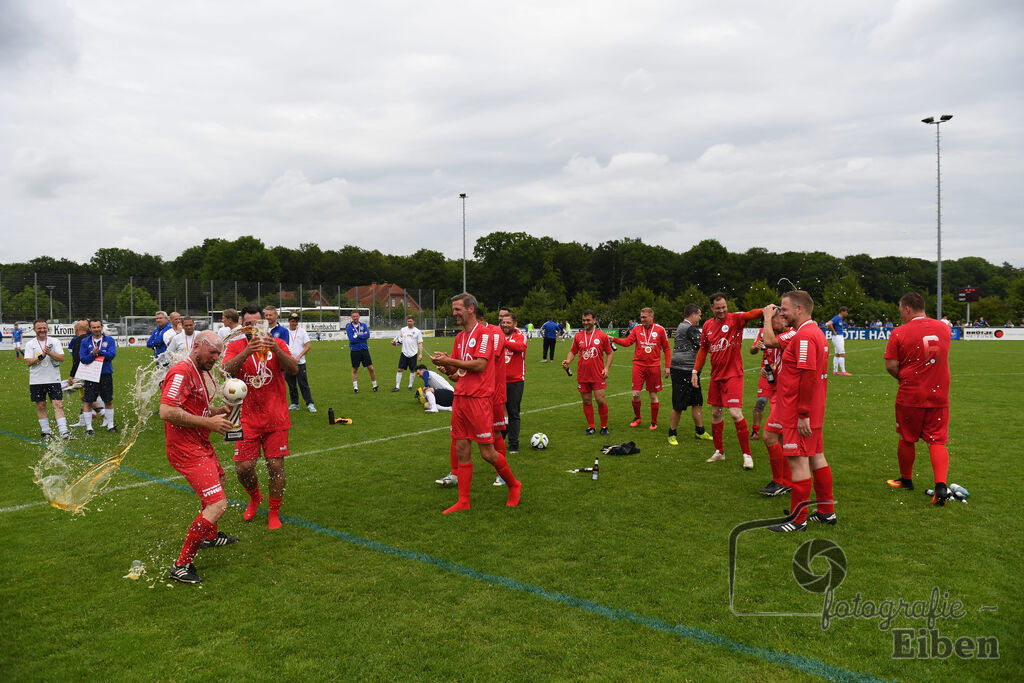 SV Brake Ü40-BW Bümmerstede (Ü40) | Kreispokal Finale Jade-Weser-Hunte Ü40; SV Brake Ü40 (rot)-BW Bümmerstede Ü40 (weiß) am 15.06.2025 in Rastede (Sportanlage Köttersweg), Photo: Philip Eiben 2025 - Realisiert mit Pictrs.com