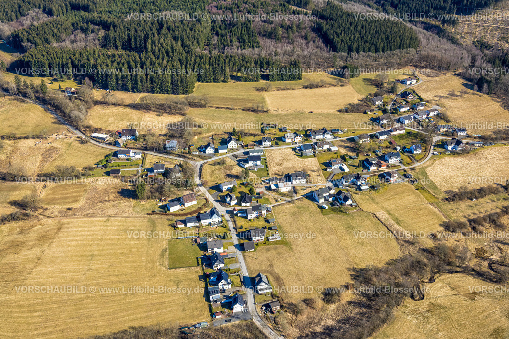 Kirchhundem250308441Varste | Luftbild, Wohngebiet Ortsansicht, Waldgebiet Hügellandschaft mit Waldschäden, Varste, Kirchhundem, Sauerland, Nordrhein-Westfalen, Deutschland