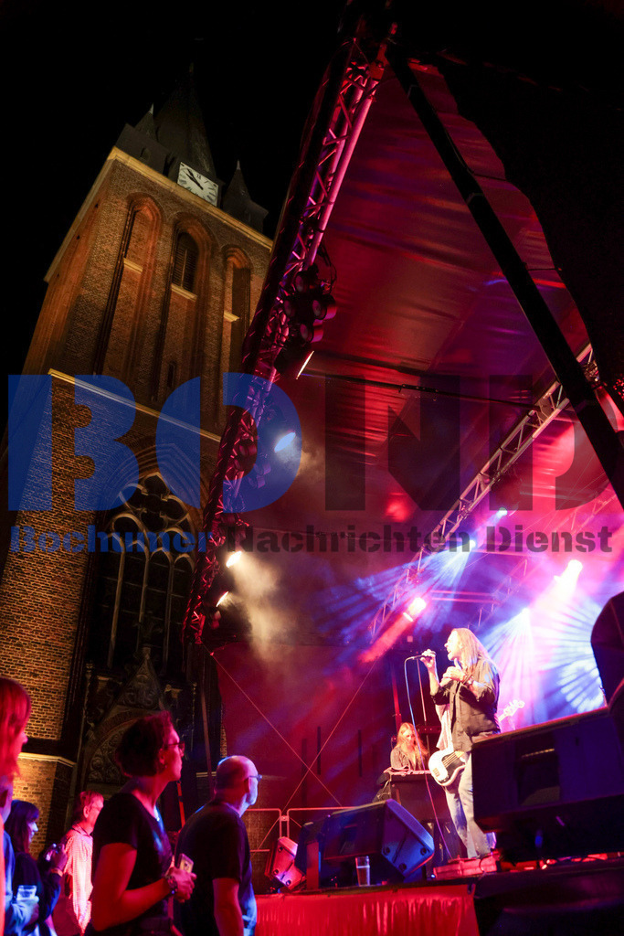 Purple Rising  {date} -  | {headline}(Foto: Sebastian Sendlak / BOND) - Realisiert mit Pictrs.com