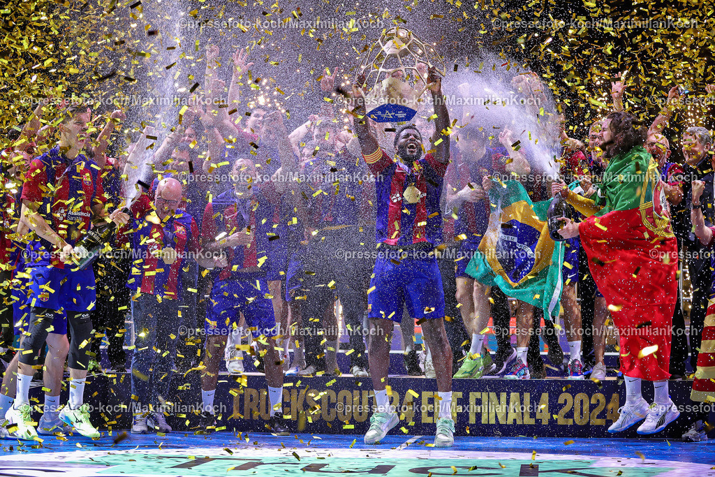 KoeEHF09062402061 | 09.06.2024, Köln, Handball, TruckScout24 EHF FINAL4, Machineseeker Champions League Men, Lanxess-Arena, Finale, Aalborg Handbold - FC Barcelona: Der FC Barcelona gewinnt mit 31:30. Siegerehrung Sieger Meister Meisterfeier Siegerehrungspodest Freude Jubel Jubelnd. Dika Mem (FC Barcelona) hebt die Trophaee nach Oben Pokal Siegerpokal Meisterschale