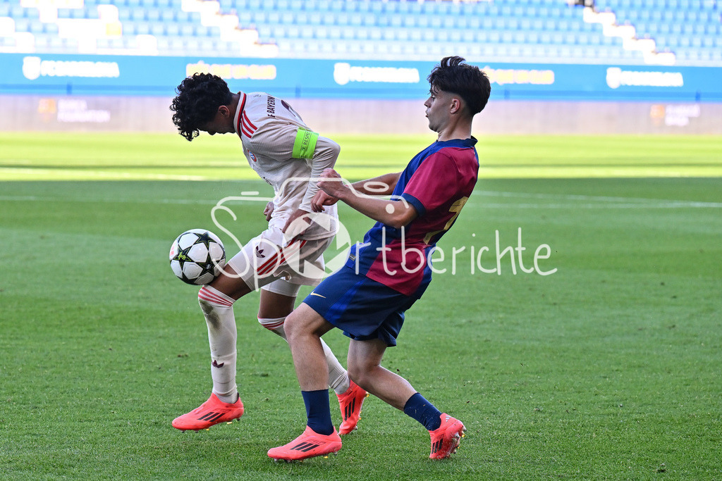 FC Barcelona U19 - FC Bayern München U19 | im Duell Adam AZNOU (FCB #3) und Jan VIRGILI (FC Barcelona U19 #7) / zwekampf / UEFA Youth League: FC Barcelona U19 - FC Bayern München U19, Estadi Johan Cruyff am am 23.10.2024