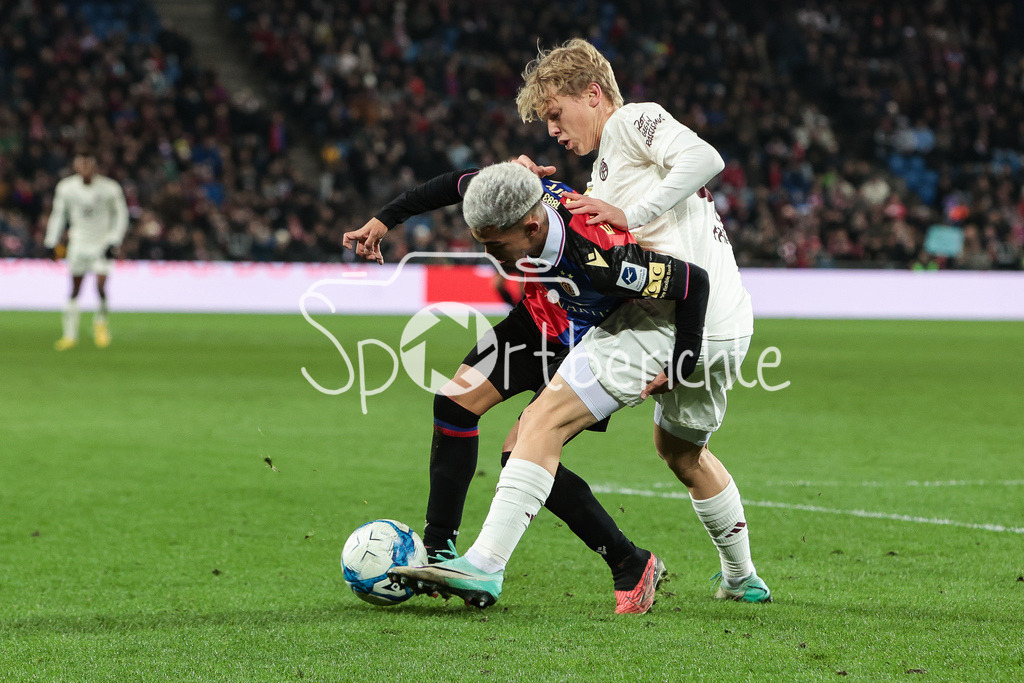 FC Basel - FC Bayern München | Juan GAUTO (Basel #33) im Duell mit Frans KRAETZIG (FCB #41) / Zweikampf
