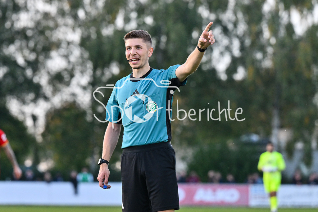 FC Augsburg - SSV Ulm 1846 Fussball | im Bild Schiesrichter Felix WAGNER / Einzelfoto / Freisteller / Testspiel: FC Augsburg - SSV Ulm 1846 Fussball; TSV Burgau Sportzentrum am 08.10.2025