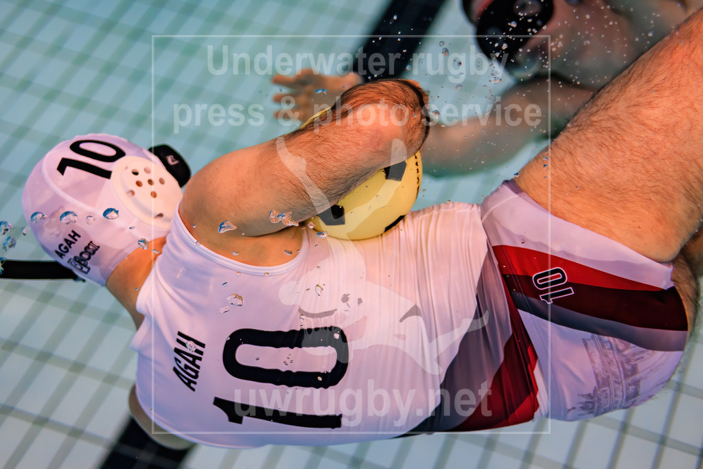 Deutsche Meisterschaft im Unterwasser-Rugby 2023 - Spieler mit Ball | Spieler der Sporttaucher Berlin im Vorrunden-Spiel gegen SV Rheine - Realisiert mit Pictrs.com