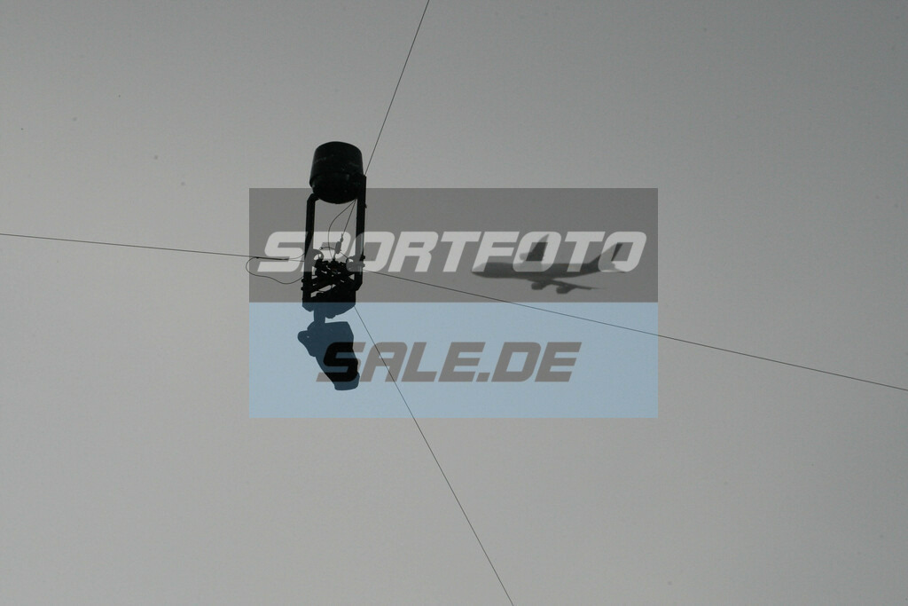 Bayer 04 Leverkusen - FC Bayern München | Fliegende Kamera und ein Flugzeug am Himmel . - © Sportfoto-Sale (MK - Realisiert mit Pictrs.com