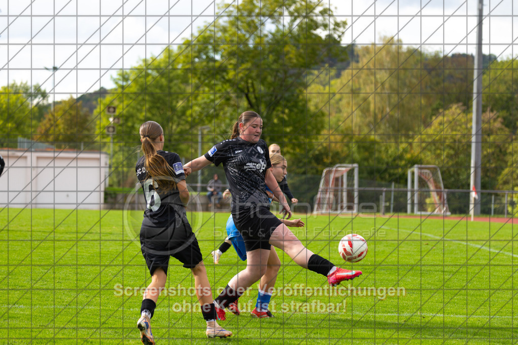 20261010_144349_0797_(c)_by_PhotoPeet | #,1.FC Donzdorf (schwarz) vs. SC Sand (blau), Fußball, EnBW-Oberliga B -Juniorinnen, 05. Spieltag, Saison 2026/2027, Rasenplatz Lautertal Stadion, Süßener Straße 16, 73072 Donzdorf, 10.10.2026 - 14:00 Uhr,Foto: PhotoPeet / Sport- &amp; Eventfotografie / Peter Harich