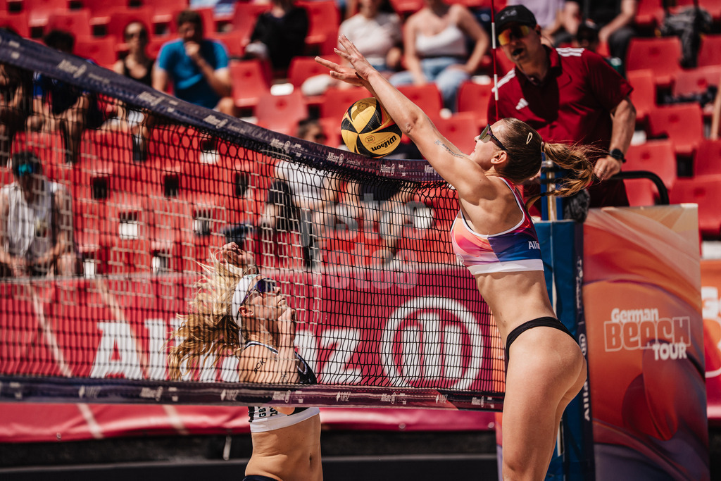 Beachvolleyball | Frauen | Allianz German Beach Tour 2025 | Tourstop Bremen | 13.06.2025 | v.l. Anna Behlen gegen Clara Dressen