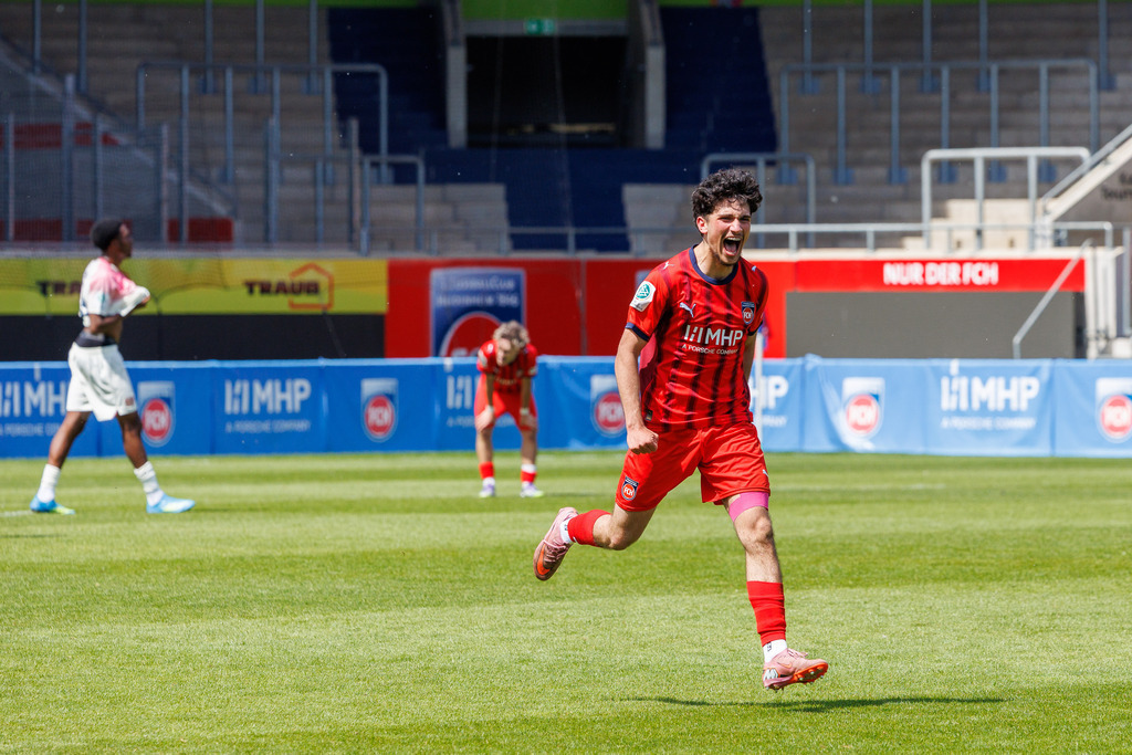 20260503-U19_FCH-LEV_205 | 1.FC Heidenheim 1846 vs. Bayer 04 Leverkusen, Fußball, U19, A-Junioren, NWL, U19-DFB-Nachwuchsliga, 2025/2026, Achtelfinale, 03.05.2026 in Heidenheim, Voith Arena(Foto: Michael Bulling) - Realisiert mit Pictrs.com