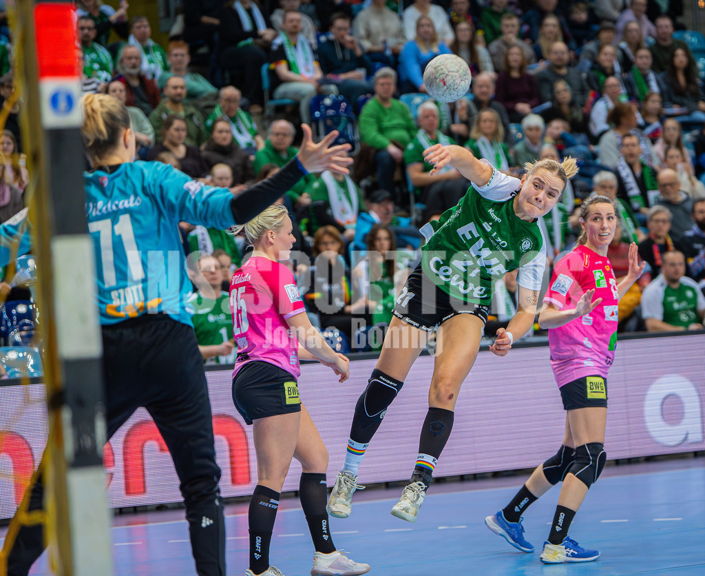 Handball I Frauen I Saison 2025-2026 I 1. HBF I 15. Spieltag I VFL Oldenburg - SV Union Halle-Neustadt 0054 | Joanna Granicka (21, VfL Oldenburg) gegen Ela Szott (71, SV Union Halle-Neustadt) - Realisiert mit Pictrs.com