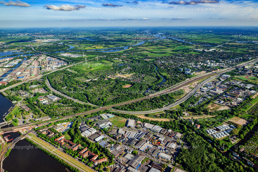 Hamburg_Wilhelmsburg_Mitte_ELS_0013070524 | HAMBURG 07.05.2024 Wohn- und Gewerbegebiet mit Kleingartenanlagen an der Straße "Niedergeorgswerder Deich" in Hamburg Wilhelmsburg, Deutschland. // Residential and commercial area with allotment gardens on the street "Niedergeorgswerder Deich" in Hamburg Wilhelmsburg, Germany. Foto: Martin Elsen