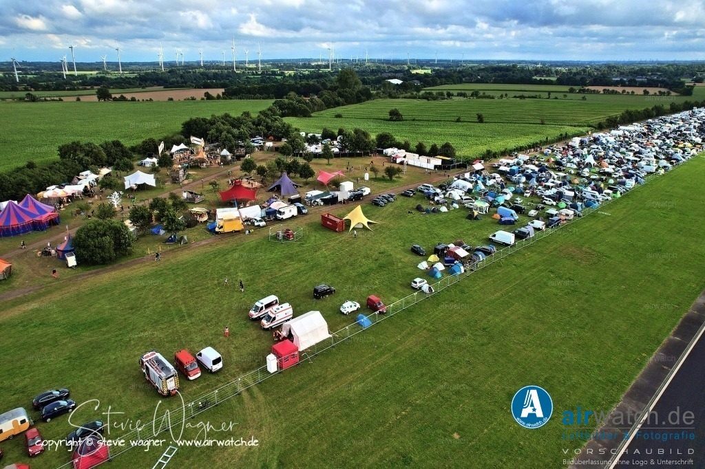Bachblyten® Festival 2023 | Entdecken Sie atemberaubende Luftbilder und Fotografien auf airwatch.de - Tauchen Sie ein in eine Welt voller faszinierender Aufnahmen aus der Vogelperspektive.