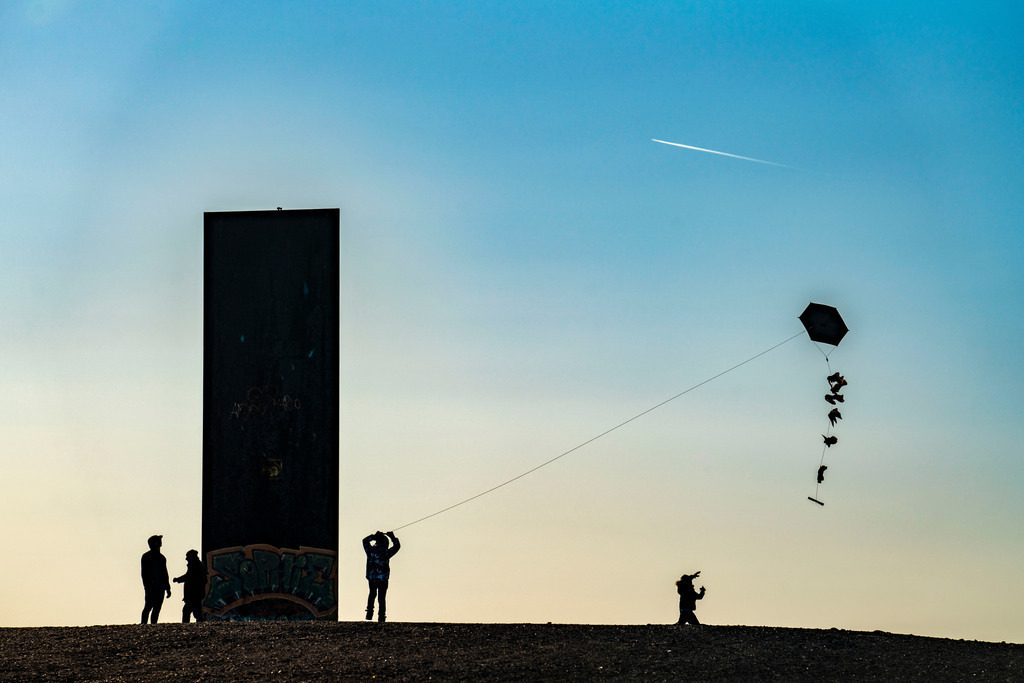 JT-220307 | Leute lassen einen Drachen steigen, Skulptur von Richard Serra, Bramme für das Ruhrgebiet auf der Halde Schurenbach, Essen, Deutschland,  - Realisiert mit Pictrs.com