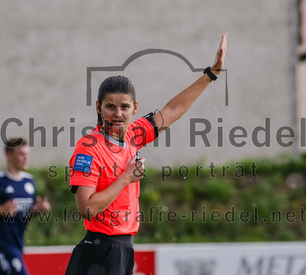 2023-07-29_035_FC_Moosinning_gegen_TuS_Raubling | Moosinning, Deutschland, 29.07.2023:
Fußball, Bezirksliga Oberbayern Ost 2023 / 2024, 1. Spieltag, FC Moosinning gegen TuS Raubling, Endergebnis: 0:7

Schiedsrichter Ariane Fichtl

Foto: Christian Riedel / fotografie-riedel.net