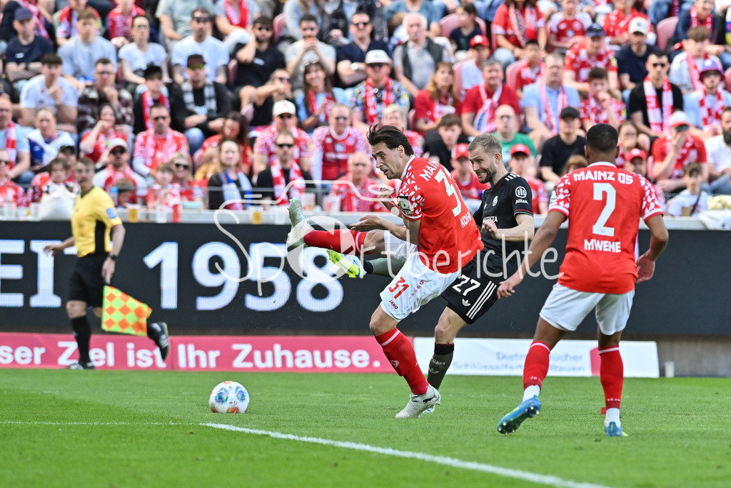 1. FSV Mainz 05 - FC Bayern München | MAINZ, GERMANY - 25. APRIL: im Duell Dominik KOHR (1. FSV Mainz 05 31) und Konrad LAIMER (FC Bayern Munich 27) während dem Bundesligamatch zwischen dem 1. FSV Mainz 05 und dem FC Bayern München am 31. Spieltag in der MEWA Arena / DFL REGULATIONS PROHIBIT ANY USE OF PHOTOGRAPHS AS IMAGE SEQUENCES AND/OR QUASI-VIDEO