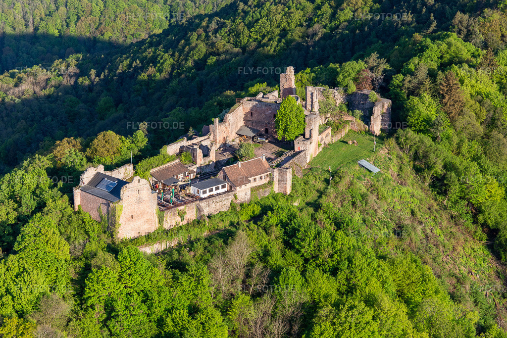 Luftbild: Madenburg bei Eschbach in Eschbach im Bundesland Rheinland-Pfalz in Deutschland. – Foto: IMG_131235.jpg vom 07.05.2022 durch Werner Riehm/FLY-FOTO.de – Auflösung des Originals: 5472 x 3648 px – Madenburg – Maschinen