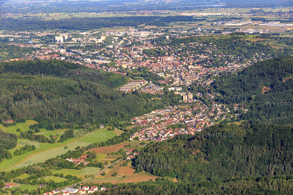 Luftbild: Ortsansicht im Schuttertal aus Südosten im Ortsteil Kuhbach in Lahr im Bundesland Baden-Württemberg in Deutschland. Foto: IMG_147707.jpg vom 30.05.2025 durch Werner Riehm/FLY-FOTO.de