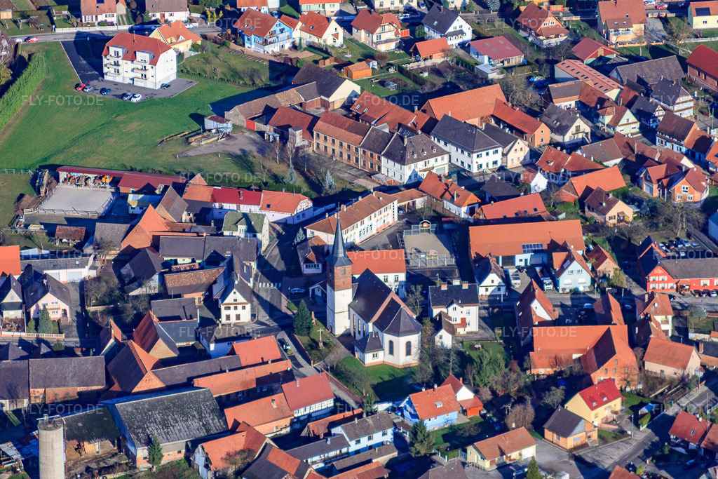 Luftbild: Dorfmitte mit Eglise St.-Étienne de Salmbach in Salmbach im Bundesland Bas-Rhin in Frankreich. – Foto: IMG_48502.jpg vom 11.12.2011 durch Werner Riehm/FLY-FOTO.de – Auflösung des Originals: 4752 x 3168 px