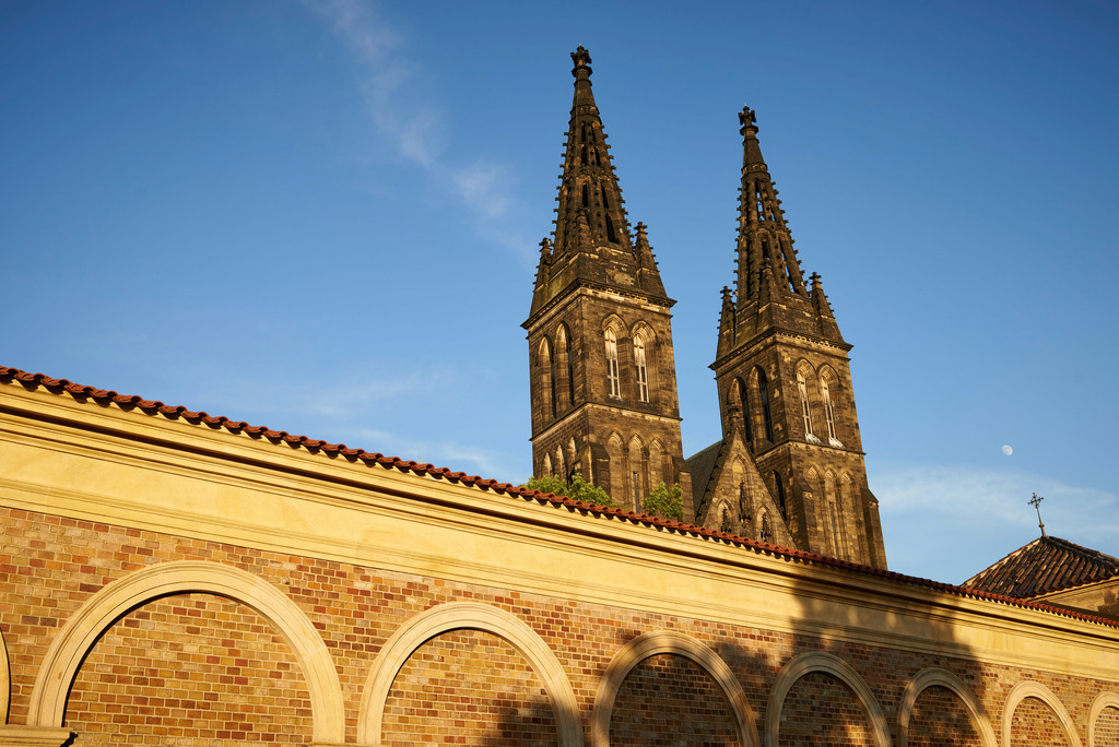 Sankt Peter und Paul Kathedrale | Prag, Austria - June 28, 2015: Sankt Peter und Paul Kathedrale in der Abendsonne und blauem Himmel. - Realisiert mit Pictrs.com