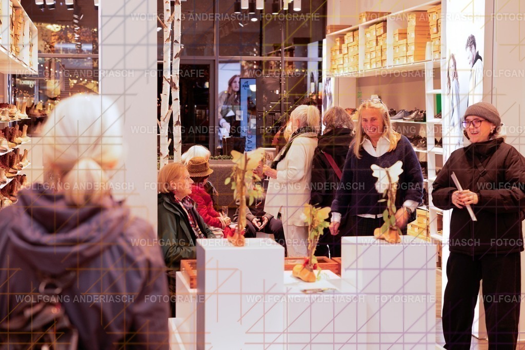 20251130-104726_Schmuck_R3A_0101_wa | Eine besondere Vernissage mitten im Flagship-Store von BÄR Schuhe in Frankfurt: Schmuck trifft auf orthopädische Schuhkunst, Design auf Wohlgefühl. Zwischen funkelnden Details und anatomischer Präzision entstand ein Abend voller Stil, Inspiration und echter Handwerksqualität. Ein herzliches Dankeschön an Alexandra Feirer für die großartige Gastfreundschaft und diesen stimmungsvollen Rahmen. - Realisiert mit Pictrs.com