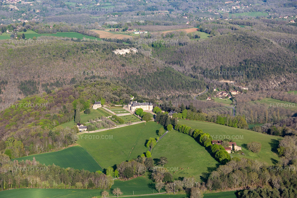 Aerial view: Chateau de Lacoste in Castelnaud-la-Chapelle in the state Dordogne, France.Photo: IMG_113545.jpg taken on 04/16/2019 by Werner Riehm/FLY-FOTO.comResolution of the original: 5472 x 3648 px