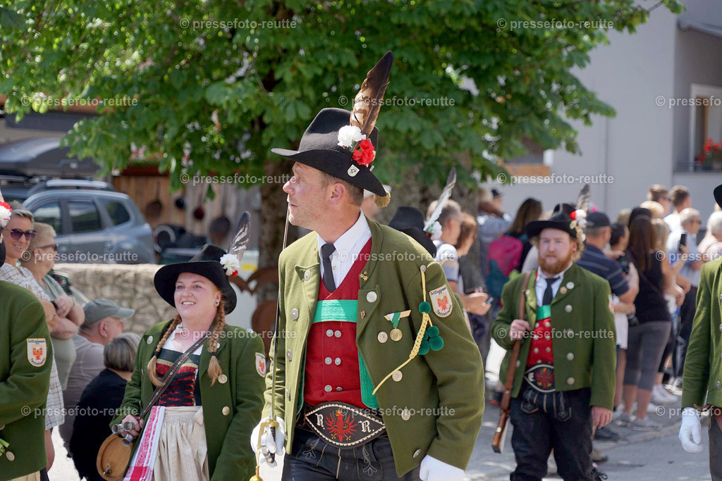 e29-news-2023-Juli23-Regimentsschuetzenfest3-Steeg-UMZUG_DORF-DSC07478 | Info aus dem Bezirk Reutte/Ausserfern Tirol sowie eine umfangreiche Bilddatenbank über die gesamte Region: Lechtal, Talkessel Reutte, Tannheimertal, Zwischentoren. Lech, Plansee, Zugspitze, Grenztunnel, B179, Fernpassstraße, Verkehr, Lawinen, Tradition, - Realisiert mit Pictrs.com