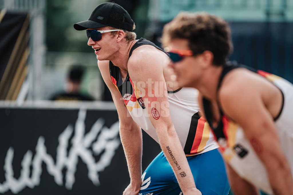 Beachvolleyball | Männer | Queen and King of the Court | Hamburg | 31.05.2024 | Philipp Huster wartet auf die Angabe des Gegners