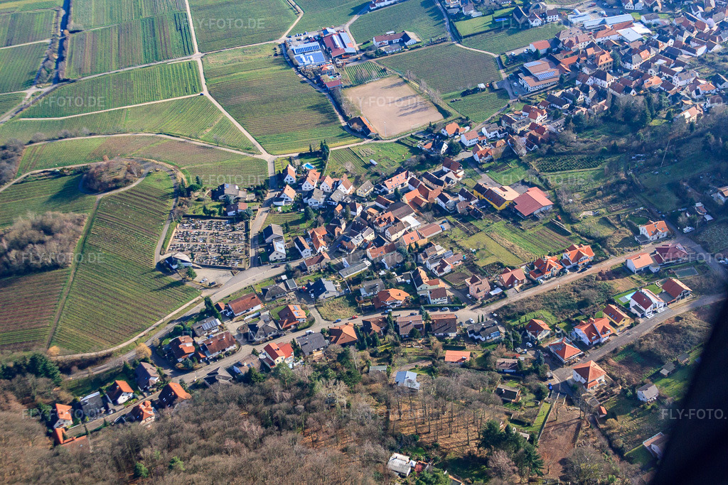 Luftbild: Friedhof in Burrweiler im Bundesland Rheinland-Pfalz in Deutschland. Foto: IMG_61598.jpg vom 18.01.2014 durch Werner Riehm/FLY-FOTO.de