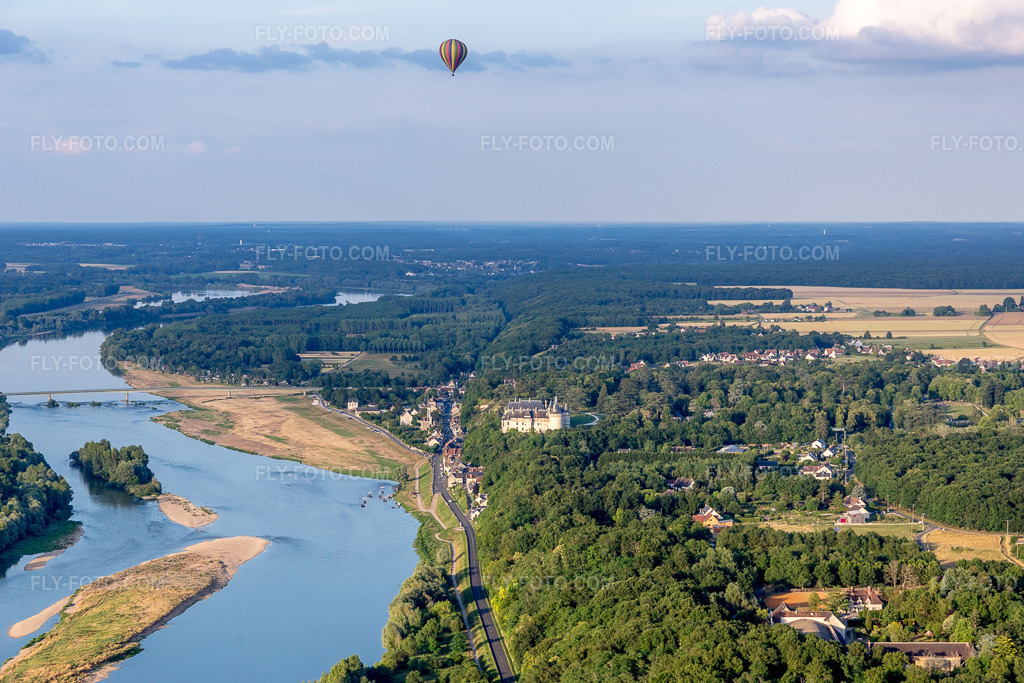 Aerial view: Hot air balloon over the Loire and the castle complex of Chaumont in Chaumont-sur-Loire in the state Loir et Cher, France. – Photo: IMG_082434.jpg taken on 06/20/2015 by Werner Riehm/FLY-FOTO.com – Resolution of the original: 5210 x 3473 px