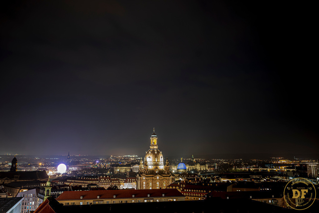 Frauenkirche Ansicht aus Richtung Kreuzkirche 3 | Geschenke, Wandbilder und Accessoires mit Motiven aus Dresden und anderen schönen Orten zur Verschönerung Deines zu Hauses und zum verschenken gewünscht? Wähle Deine Lieblingsbild auf dem Produkt Deiner Wahl. 