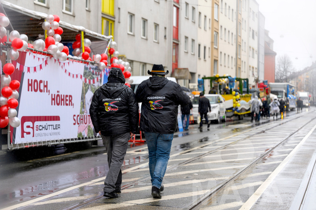_DWA2214 | Trotz Nieselregen schlängelte sich der „Gaudiwurm“ am Sonntag durch die Nürnberger Innenstadt an tausenden Faschingsfans vorbei.  Nürnberg, 11.02.2024 - Realisiert mit Pictrs.com