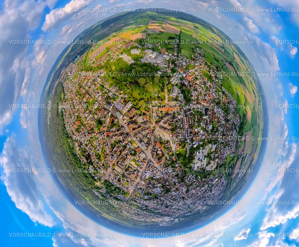 BadLippspringe240590077LippeQuelle | Luftbild, Ortsansicht mit Kongresshaus Bad Lippspringe, Arminiuspark mit Burgruine und Fluss Lippequelle und Arminius Quelle Pavillon, Vatertagsfest im Arminiuspark am Kongresshaus mit Besucher, Erdkugel, Fisheye Aufnahme, Fischaugen Aufnahme, 360 Grad Aufnahme, tiny world, little planet, fisheye Bild, , Bad Lippspringe, Ostwestfalen, Nordrhein-Westfalen, Deutschland
