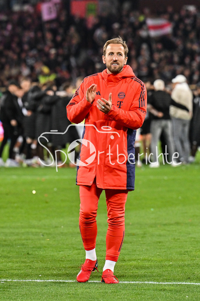 FC St. Pauli - FC Bayern München | ST. PAULI, DEUTSCHLAND - 11. APRIL: die Spieler der Bayern feiern zusammen mit Fans den Auswärssieg in Hamburg nach dem Bundesligamatch zwischen dem FC St. Pauli und dem FC Bayern München am 29. Spieltag im Millerntor Stadion / DFL REGULATIONS PROHIBIT ANY USE OF PHOTOGRAPHS AS IMAGE SEQUENCES AND/OR QUASI-VIDEO / Harry KANE (FC Bayern Munich 9)