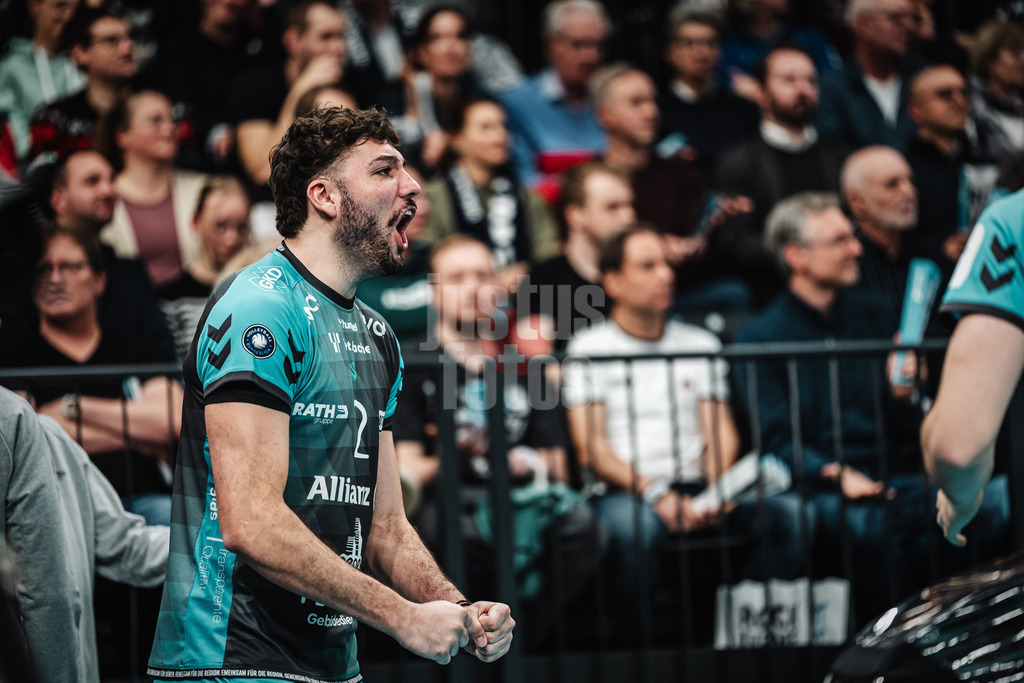 Volleyball | Herren | Saison 2025/2026 | 1. Volleyball Bundesliga Männer | DVV Pokal Halbfinale | SVG Lüneburg vs. SWD powervolleys Düren | 16.12.2025 | Nico Wegner (#2, SWD powervolleys Düren) feuert von der Bank aus an