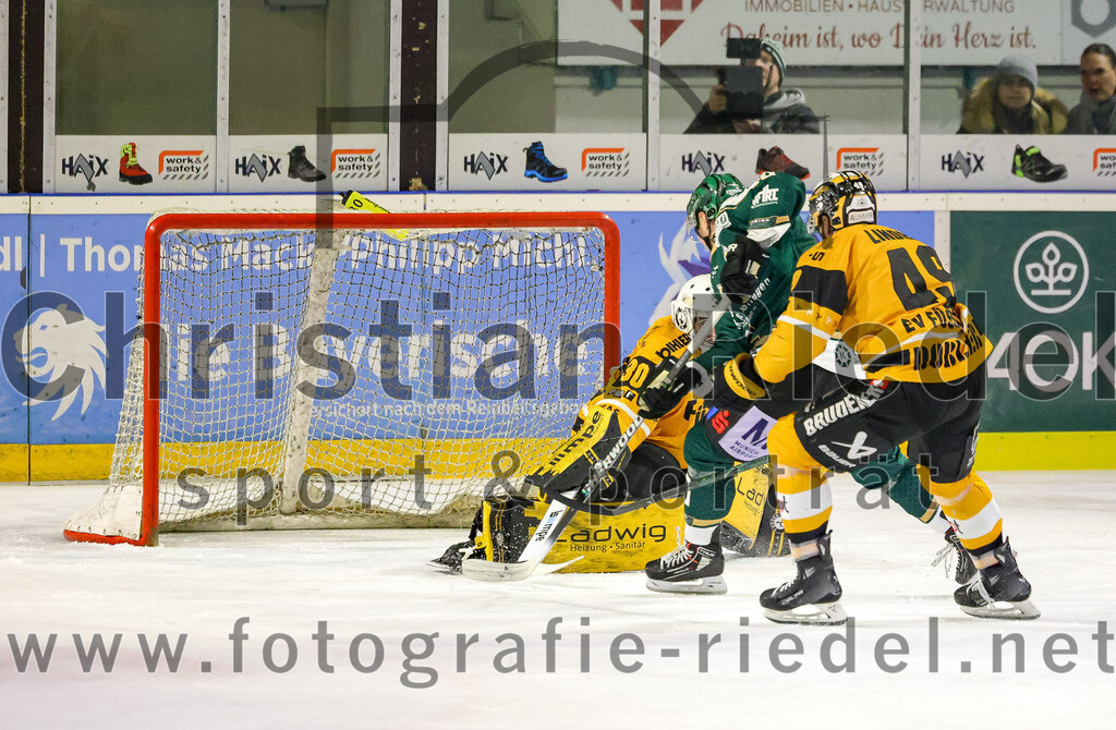 2026-02-27_085_TSV_Erding_gegen_EV_Fuessen | Erding, Deutschland, 27.02.2026:Eishockey, Oberliga Süd 2025 / 2026, 51. Spieltag, TSV Erding gegen EV Füssen, Endergebnis: 2:4Torwart Timotej Pancur (EV Füssen, #30), Dennis Miller (Erding Gladiators, #40), Felix Linden (EV Füssen, #49)Foto: Christian Riedel / fotografie-riedel.net